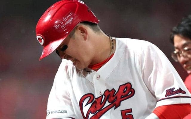 右手に死球の広島・小園は打撲　試合後に病院へ　骨には異常なしの診断　三回に右手甲に受け悶絶、五回の守備から途中交代　