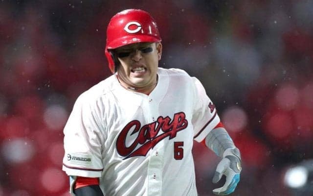 広島・小園海斗内野手は打撲の診断　骨には異常なし　ヤクルト戦の三回に右手甲に死球、五回の守備から退き病院へ