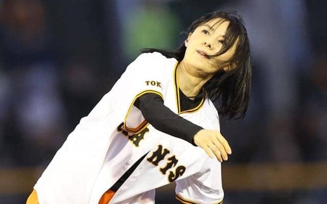 「57歳ってマジかよ」　色褪せぬ女性タレントに衝撃…豪快投球に喝采「時が止まってる」
