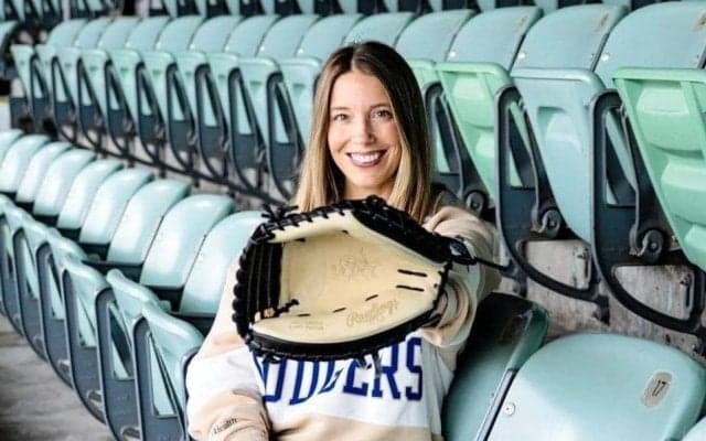 ドジャース　選手の奥さまを異例のモデル起用　球団イベントをＰＲ　スミス夫人はミット手に「みんなプロのモデルのよう」「美しい」反響の声続々