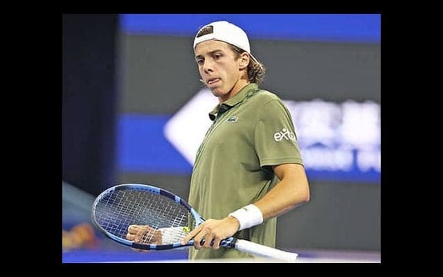  23歳 右肘手術で戦線離脱 