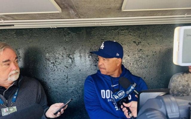 ドジャース・ロバーツ監督の試合前取材中に、思わぬハプニング　電話がかかってきた相手は…