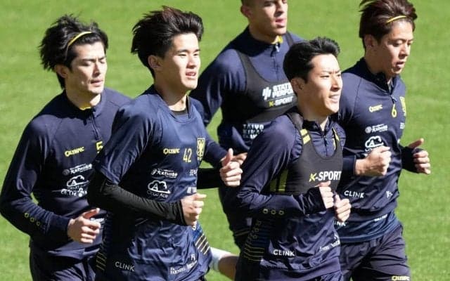 ｢三笘みたい｣｢昔の香川｣J2長崎から欧州へ！25歳の雑草MFが名門相手に空中ドリブル突破！魔法のタッチに｢代表選出こい！｣