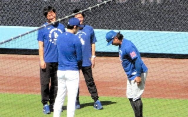 今永昇太が佐々木朗希に深々一礼！？試合前にあいさつ→今永の言葉に佐々木が手をたたき爆笑するシーンも