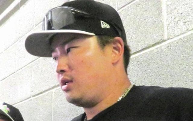 村上宗隆　手には侍ジャパンのハンドバッグが！ホワイトソックスが私服の球場入り公開　オシャレなメガネ姿も