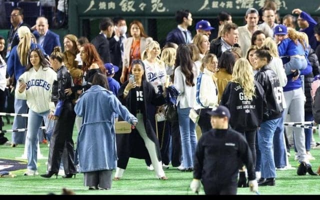 ドジャース奥さま会　海辺のレストランで会合→総勢１２人の集合写真が「みなさんきれい」「とても楽しそう」
