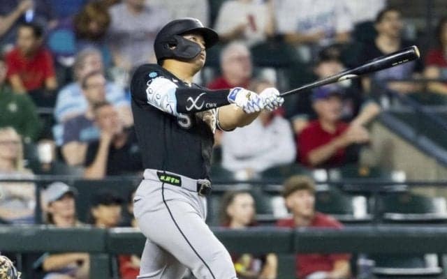 村上宗隆　ＭＬＢキングタイの１１号に本拠地騒然　右手一本で！？バックスクリーン右へ１２６メートルの驚弾　２試合ぶりの一撃　７試合連続安打もマーク