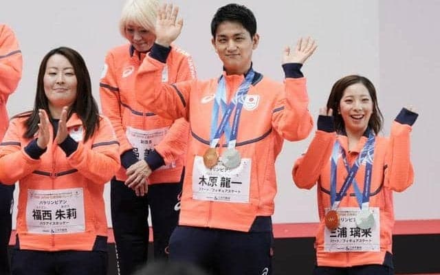 「りくりゅう」ら日本橋でパレード　五輪パラ選手、約110人が参加