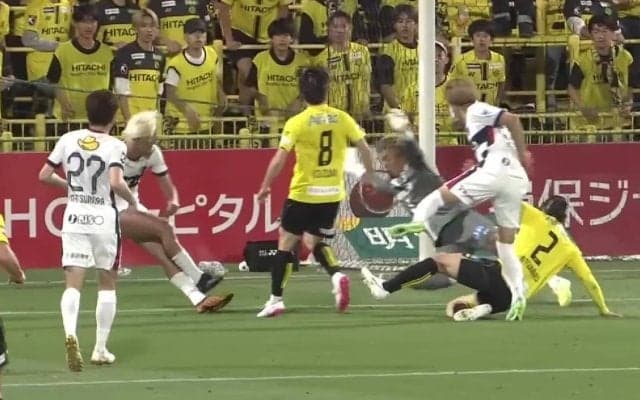 決定力バケモン！鈴木優磨、倒れながらのビューティフルループシュートにファン歓喜「よく決めたな」「体幹強すぎる」