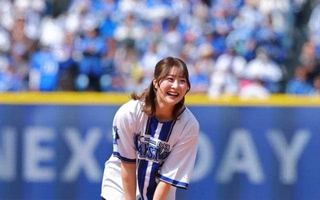 都玲華が始球式に登場「自己採点は５点。ダフり、引っかけ、ＯＢみたいな感じ」　ボールは大きく左へ