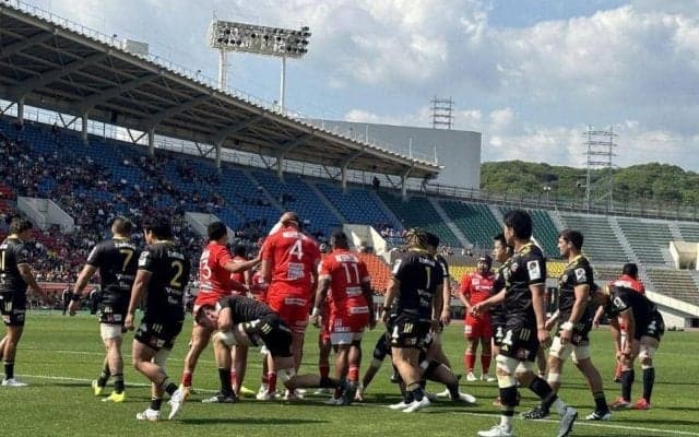 今季好調の神戸が４連勝で今季１４勝目で２位キープ、ルーキーＦＢ上ノ坊がトライ