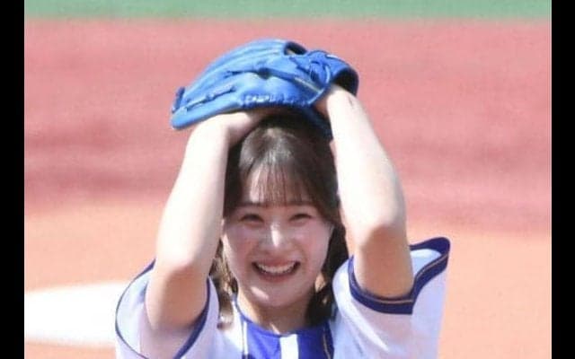 「こんなんアイドルやん」ハマスタ降臨の人気美女が頭抱えてあちゃ～　キュートな姿にネット騒然「やっぱ華ある」「可愛いと思ったら」