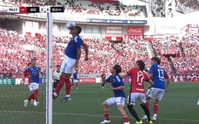 「何してんの…」Jリーグの衝撃“顔面オウンゴール”にSNS騒然！「どうしてそっちにクリアしたの」横浜FMキニョーネスが唖然