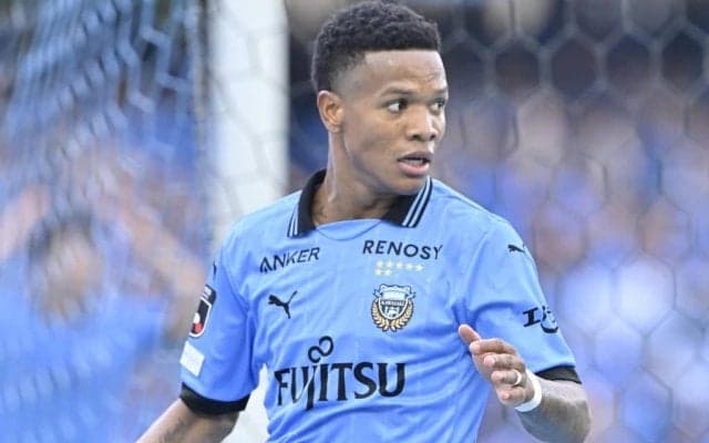 ｢映画のラストシーンかよ｣来日6年目の川崎FW、劇的決勝弾からの観客席乱入！家族とハグの歓喜シーンが感動的｢泣けるよ！｣｢イエローでもいいよ｣