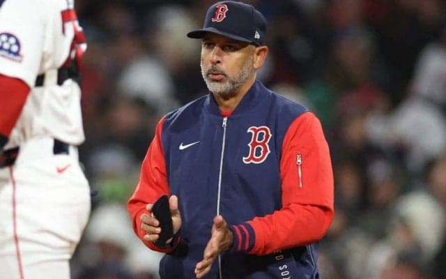 最下位のRソックス、コーラ監督を電撃解任　米メディア報道…吉田正尚の起用に影響か