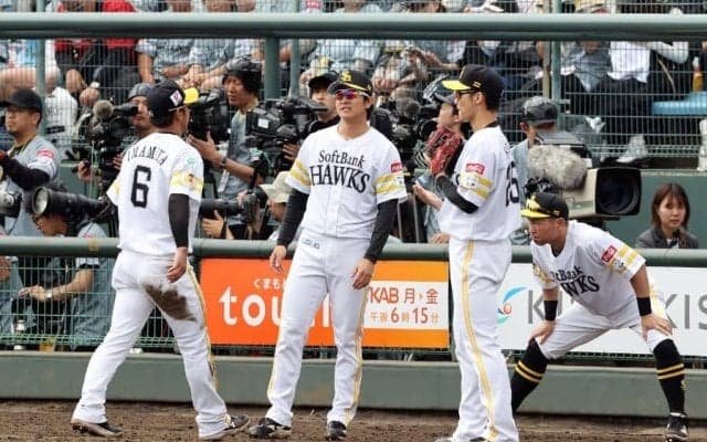 外野スタンドの“名物”にファン困惑「デカすぎる」　審判も協議…年1回の珍光景「むやみに切れない」