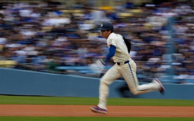 大谷翔平、第3打席は四球で出塁　一塁ベース上で鈴木誠也と再びジェスチャーで“会話”