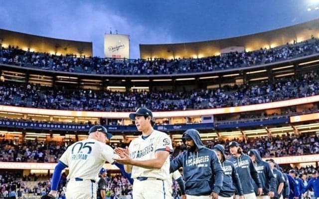大谷翔平　試合後に恒例の儀式→山本由伸ともじゃれ合うｗ課題を提示していたロバーツ監督とも笑顔でハイタッチ