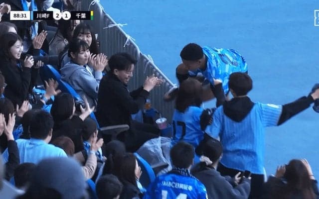 「早退かと思った笑」川崎FW、前代未聞の“観客席で家族とハグ”にSNS騒然！「映画すぎる」警告覚悟セレブレーションの感動秘話とは？
