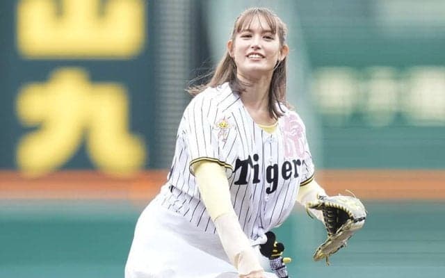ショートパンツで豪快投球…博識モデル美女が“あちゃー”　ワンバウンドも甲子園喝采