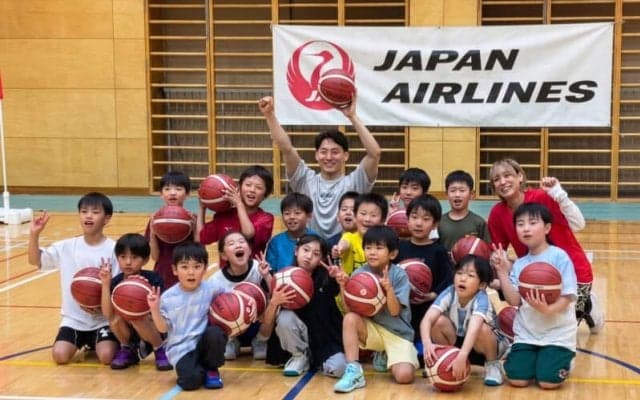 河村勇輝が子どもたちへ伝えた「諦めないこと」の大切さ…JAL主催のバスケクリニックで交流