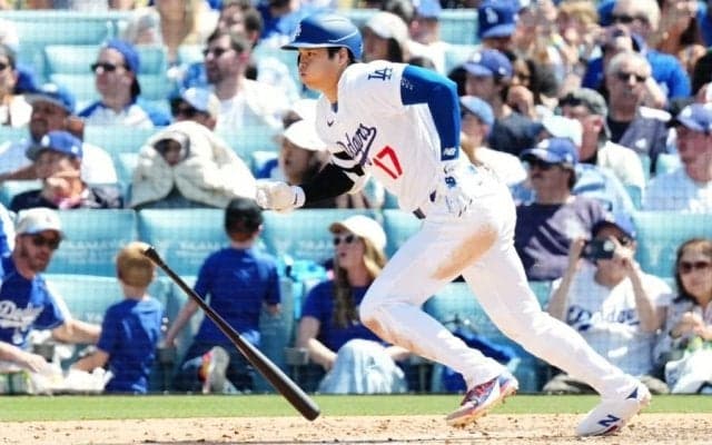 大谷翔平、爆速二塁打後に笑顔　鈴木誠也にアピール“無視”されるも…めげずに「バーン」