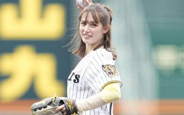 「綺麗すぎて二度見」甲子園に登場した“才媛美女”　ショートパンツでの一投に喝采「お人形さん」