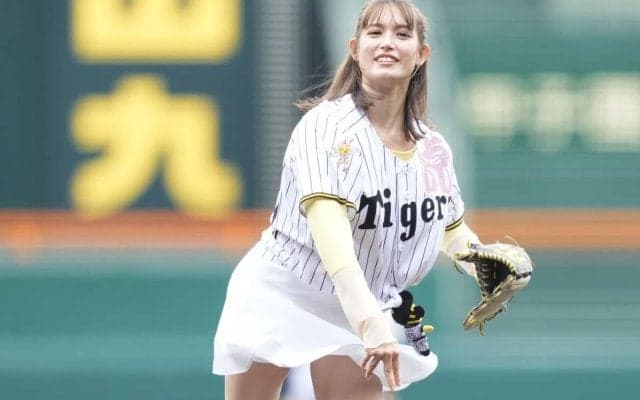 「マジ、天使やな」ミニスカふわり　甲子園に降り立った“勝利の女神”、可憐な始球式に話題沸騰「透明感半端ない」