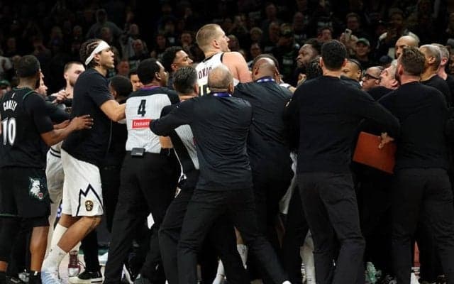 第4戦終盤の乱闘騒ぎに関与したヨキッチへ約795万円、ランドルへ約556万円の罰金処分