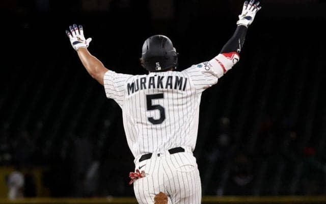 「おい、寝てる場合じゃないぞ！」村上宗隆、深夜に飛び出した12号逆転3ランに地元局も“大興奮”…「今のムラカミはマジで現実離れしててヤバい！」
