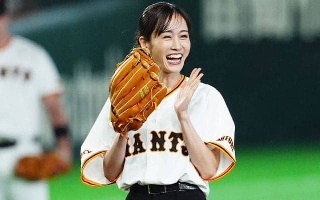東京Dに降臨した超人気アイドル　お団子ヘア＆“決めポーズ”…ゆらゆらユニで大はしゃぎ