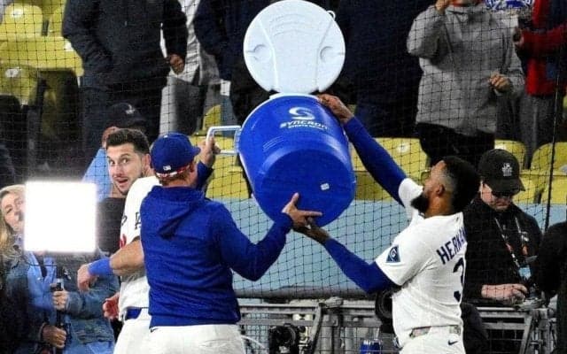 ドジャース　クールなタッカーが思わず「ギョッ！」背後から駆け寄ってきた同僚　びしょ濡れ直前の表情がｗド軍専属カメラマンが公開