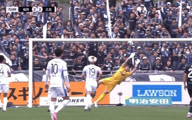 衝撃！「ありえない軌道」“30mアウト回転スーパーゴール”にスタジアム騒然！福岡MFが年間ベスト級の一撃「デ・ブライネかよ」