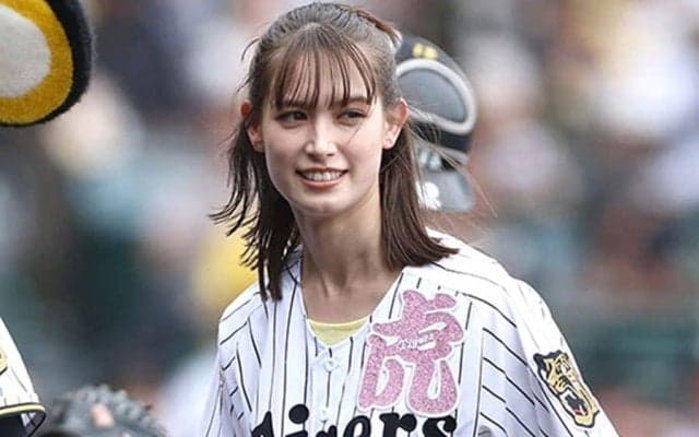 スカートふわりの“リベンジ投球”　才媛モデルがあちゃー…甲子園で起きたまさかの事態