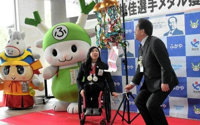 パラ五輪・村岡桃佳選手が2個の「銀」獲得を報告　埼玉・深谷市役所