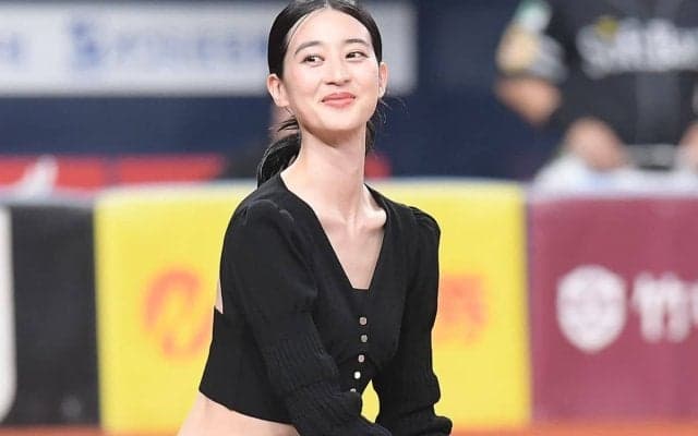 反響止まぬ“背中パックリ”のモデル女性…「何であんな簡単に取れちゃうの？すごーい」　始球式で捕手役を務め「判断力も半端ないですね」
