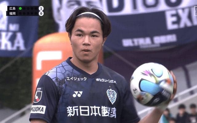 「いい根性しとる笑」Jリーグの“煽り合いPK”に大ブーイング！福岡DFが“耳当て挑発”→広島FWも仁王立ちで対抗「これくらいのプロレスは必要」