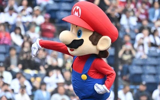 世界的スターが「まじすごい」　始球式に球場騒然…実況も唖然の“豪速球”「え!?」