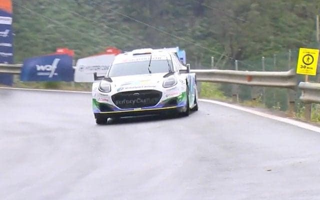雨のダウンヒルでラリー車が「すべってる」 豪快スライド→カウンターで立て直す神業「濡れてるのにこの速度」驚きの声