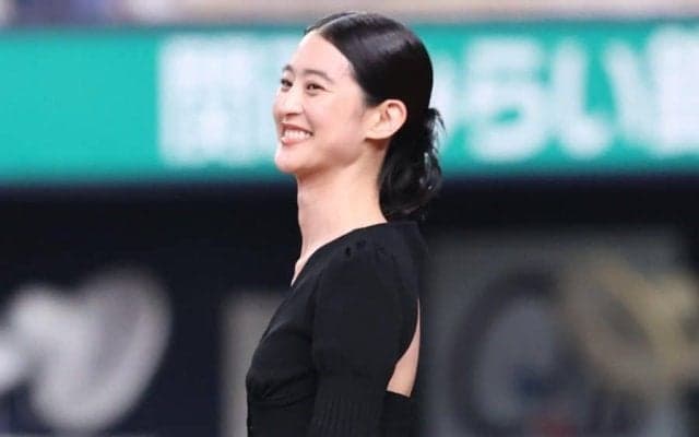 腹筋バキバキ…170cm美女モデルは「全てが美しい」　明かした始球式“大役”の衝撃事実