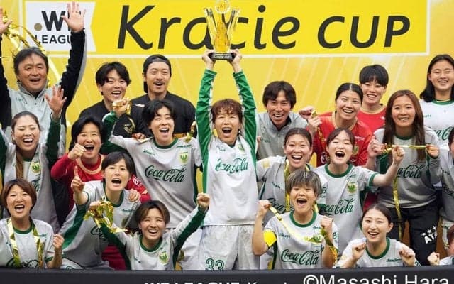ベレーザ歓喜の瞬間にレジェンド2人も！｢サッカーの神様っているんですね｣今季限りで引退のDF岩清水梓が息子と掲げた優勝トロフィー