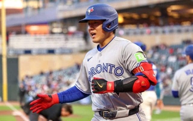 岡本和真、敵地でも「オカモト」コール　移籍後初の1試合2発、“英雄”に最敬礼