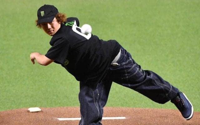 【ソフトバンク】ミラノ・コルティナ五輪スノボ銀の長谷川帝勝が始球式「いい経験」も75点