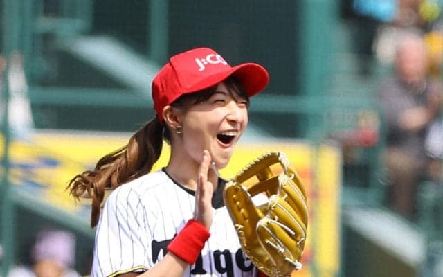 【阪神】神戸出身のフィギュアスケーター坂本花織が笑顔で始球式、背番号39ユニホーム姿