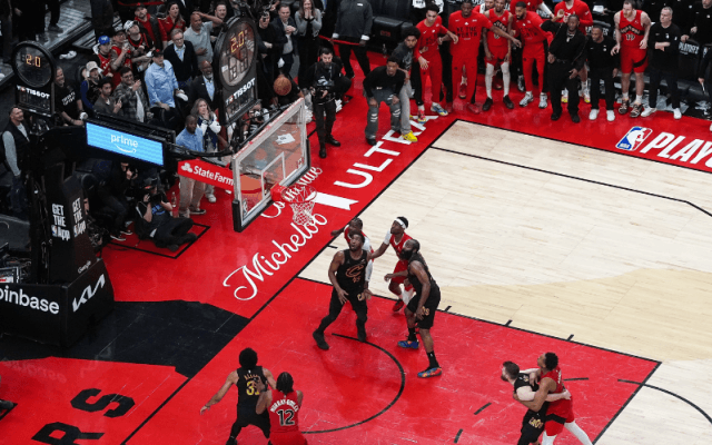 ラプターズが接戦を制しカンファレンス準決勝へ前進…バレットの劇的3Pにハリバートンが反応、「見覚えがある」