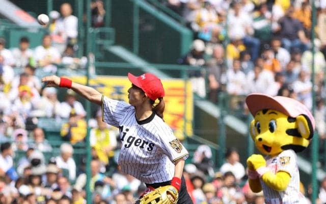 【阪神】フィギュア坂本花織が始球式「五輪と同じくらい緊張」満面の笑みでストライク投球