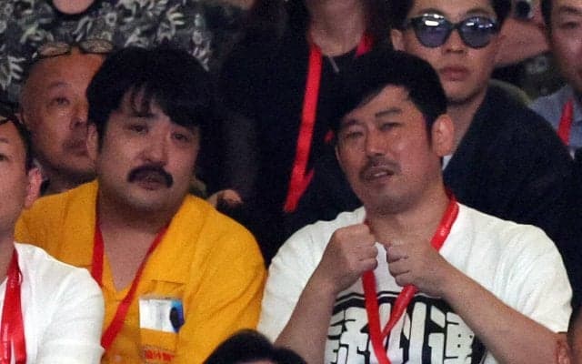 鈴木もぐら＆岡野陽一が横並び観戦　“世紀の一戦”に著名人続々…堺正章や菅田将暉らも現地に