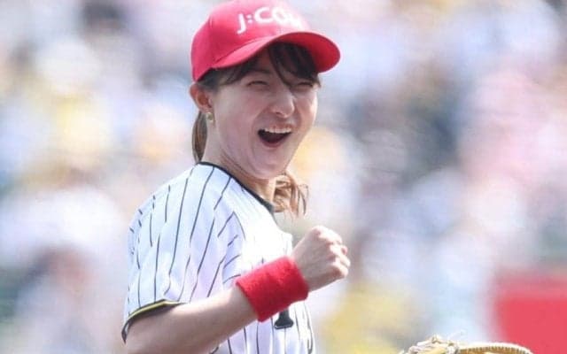 豪快フォームにどよめき　美女アスリートが完璧ノーバウンド…聖地で魅せた“スキル”