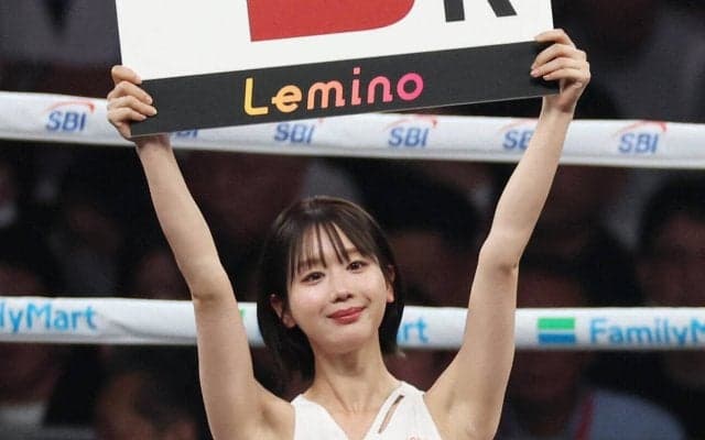 「可愛いすぎ」「あらた唯に釘付け」美しきラウンドガールに熱視線　世紀の一戦でファン魅了
