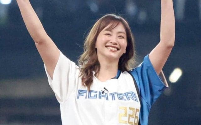 「41歳とか嘘だろ」華やかな女性タレントに虜　笑顔溢れる豪快投球に興奮「めっちゃキレイ」